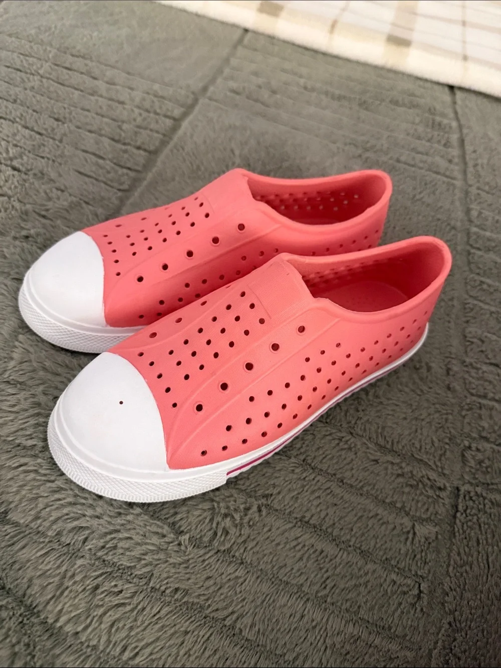 J crew kids waterproof sneakers Native Style Coral Big Kids 5 NEW